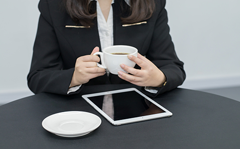 領(lǐng)取營(yíng)業(yè)執(zhí)照后，需帶上營(yíng)業(yè)執(zhí)照原件和法人代表身份證原件到特定單位印刻辦理備案。